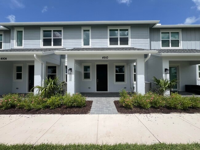 Building Photo - 4910 Longwood Lake Sq