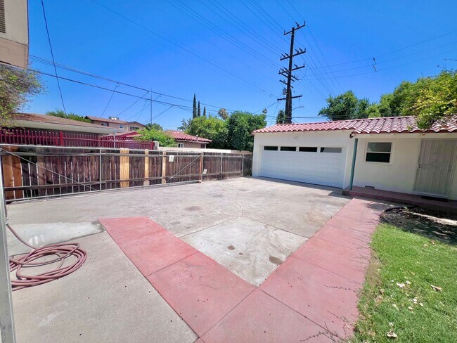 Building Photo - Cozy 2-Bedroom Home in San Bernardino $2,6...