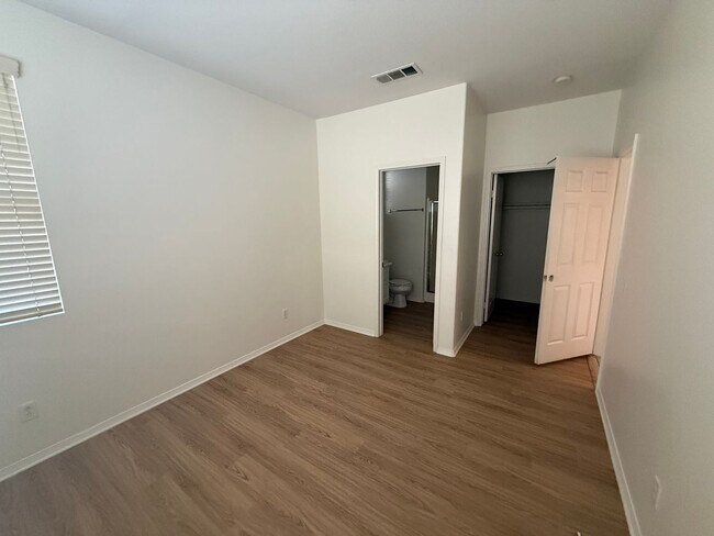 Building Photo - 5 Bedrooms 3.5 Bath in Willow Walk!