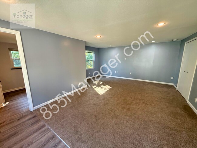 Building Photo - Updated 4-Bedroom with Primary Suite & Fen...