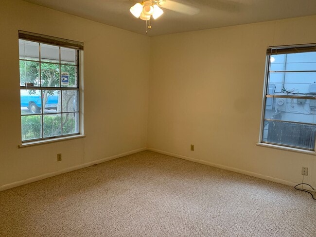 Building Photo - Lovely 4/2 in Brentwood Neighborhood