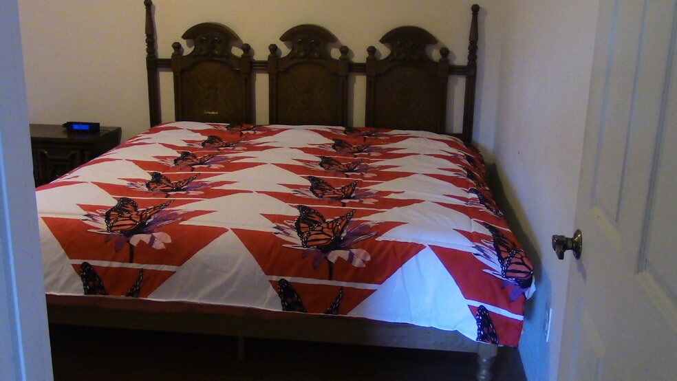 King size bed with new pillowtop mattress - 2710 Oliver Ave