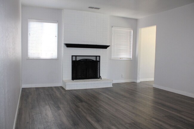 Building Photo - 130 Aster Ct