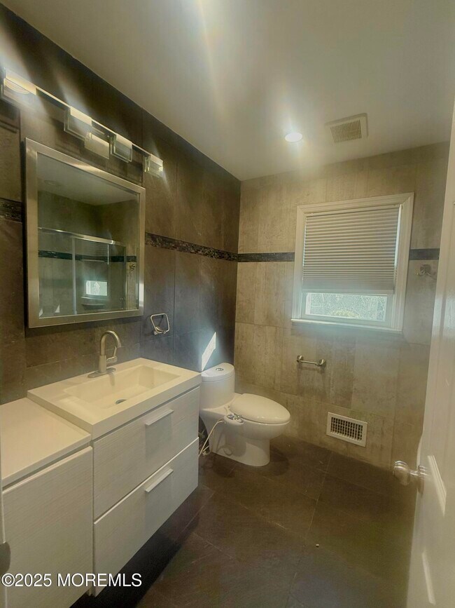 Building Photo - 117 Greymoor Rd