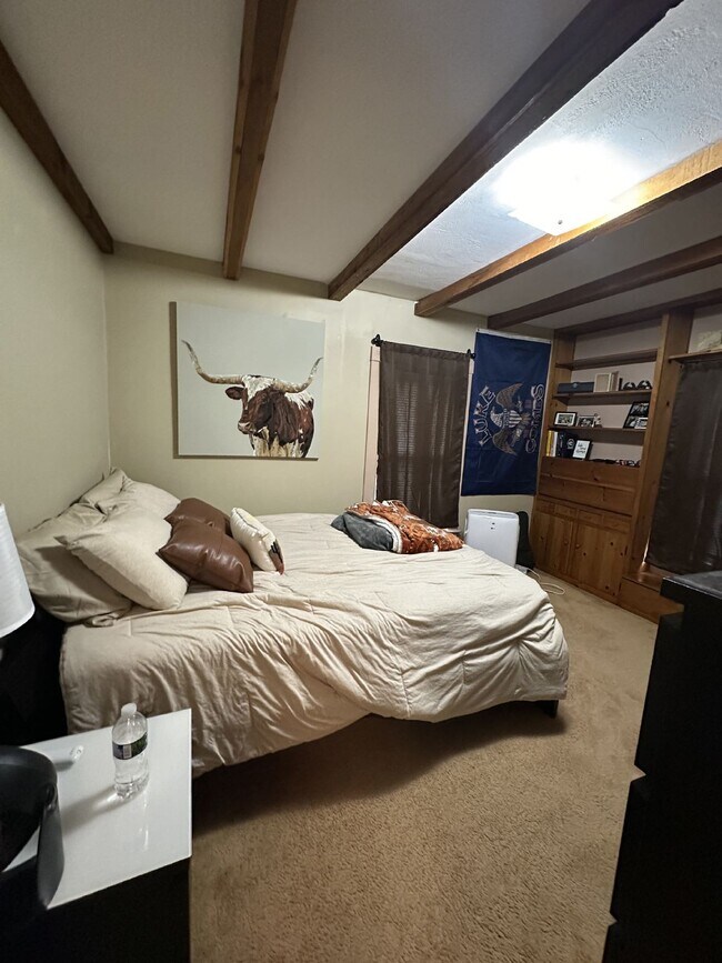 Building Photo - Great 4 Bed 3 Bath! Available June 1st