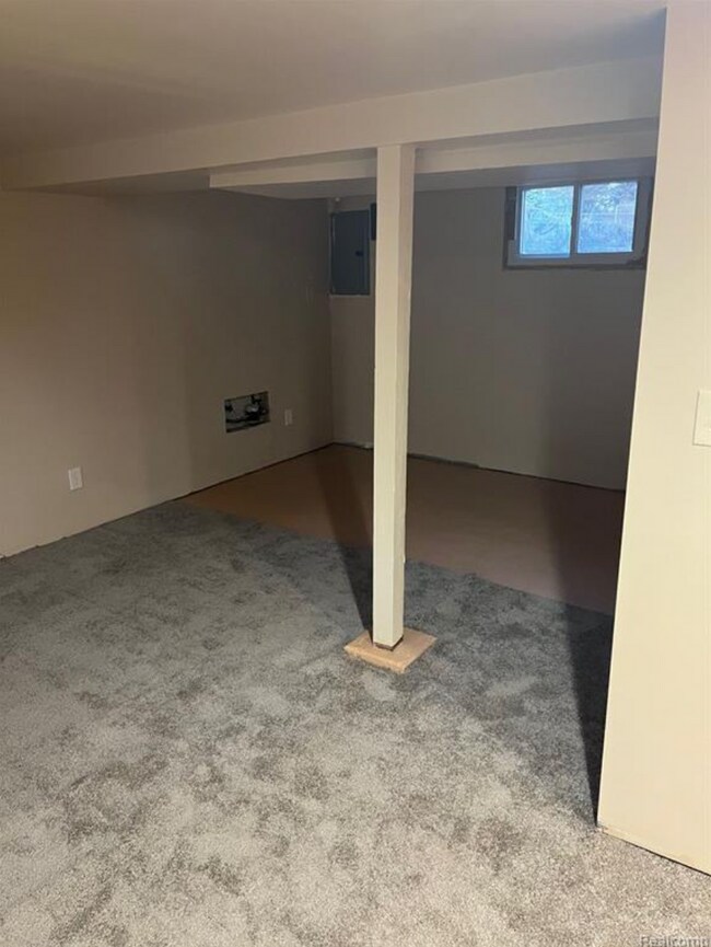 Building Photo - Cozy Home with Expansive Yard