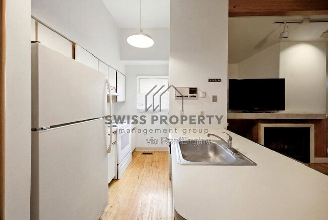 Building Photo - 275 E 16th Ave