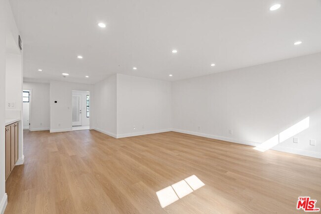 Building Photo - 2541 Stoner Ave