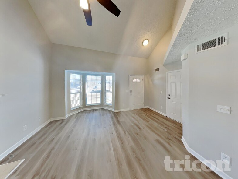 Building Photo - 2773 Riverbend Dr