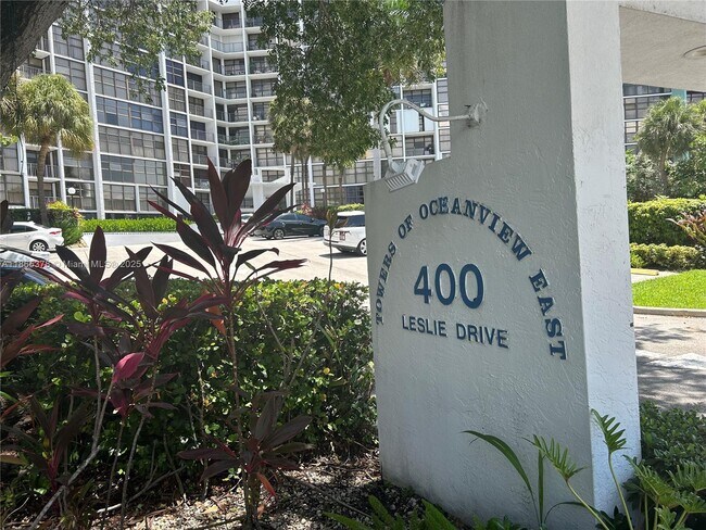 Building Photo - 400 Leslie Dr
