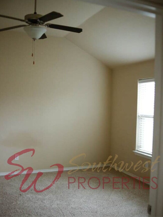 Building Photo - Spacious home in excellent area