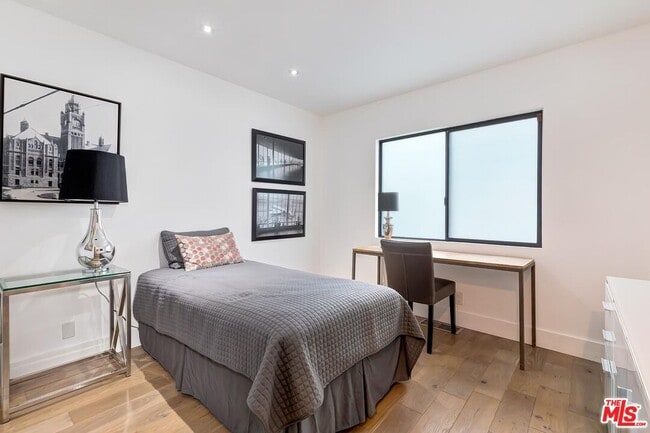 Building Photo - 920 Linda Flora Dr