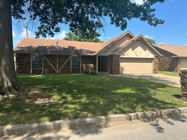 Building Photo - Large single story 4 bedroom