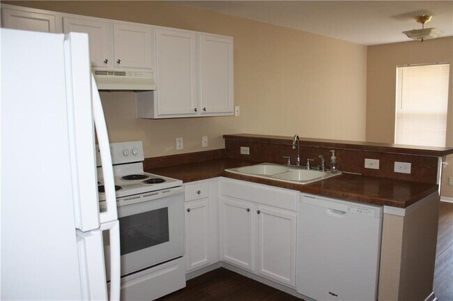 Building Photo - 2208 Katy Ln