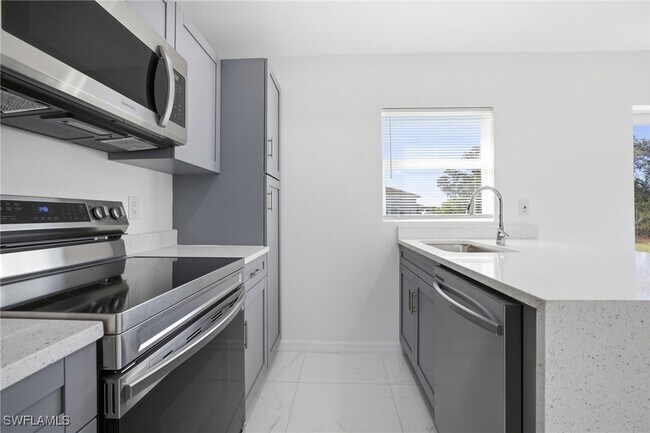 Building Photo - 418 Pinehurst Ave