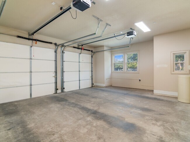 Building Photo - 123 Eaton St