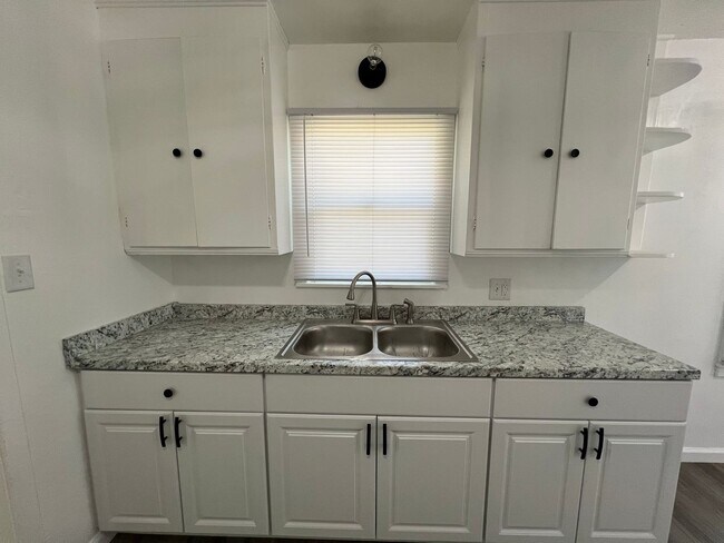 Building Photo - Fully remodeled 2 bedrooms and 1 bathroom, single-story home in Visalia, CA!