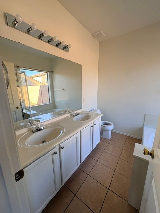 Building Photo - Tolleson 4 Bedroom