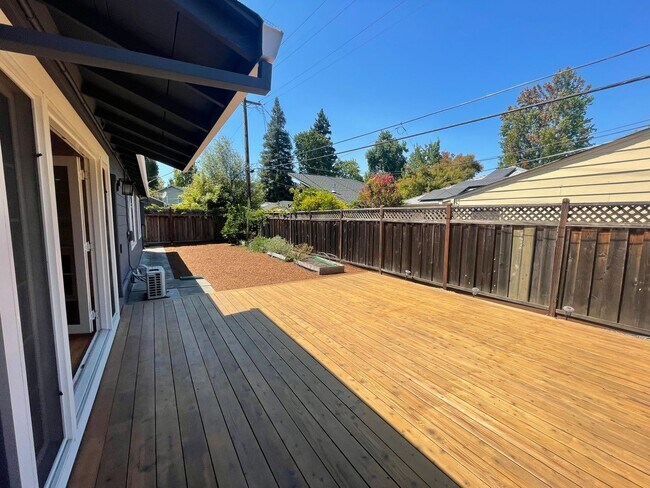 Building Photo - MENLO PARK - Well Maintained Home In Desir...