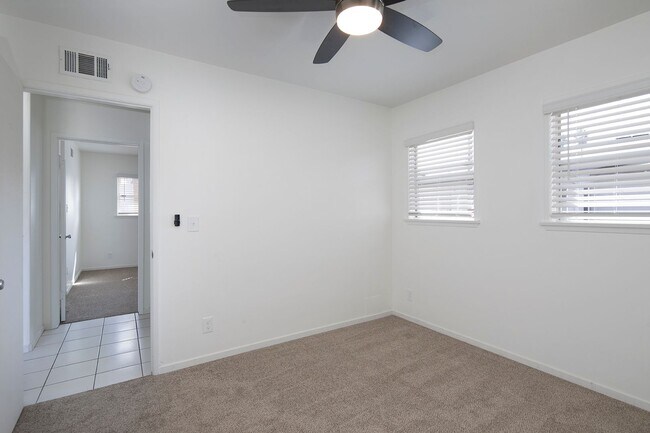 Building Photo - 3 BR House in Carlsbad with Washer/Dryer H...