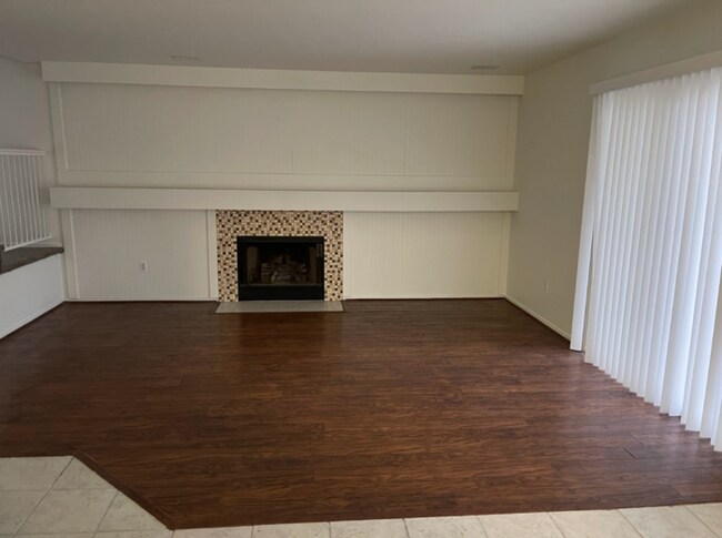 Building Photo - 3 Bed/2.5 Bath 2-Level Home with Loaded Kitchen! Washer/Dryer! Big backyard!