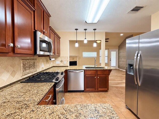 Building Photo - 807 Hilltop Dr