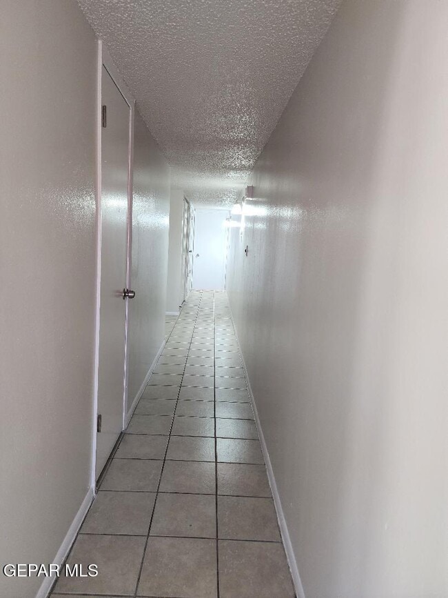 Building Photo - 2912 E Glen Dr