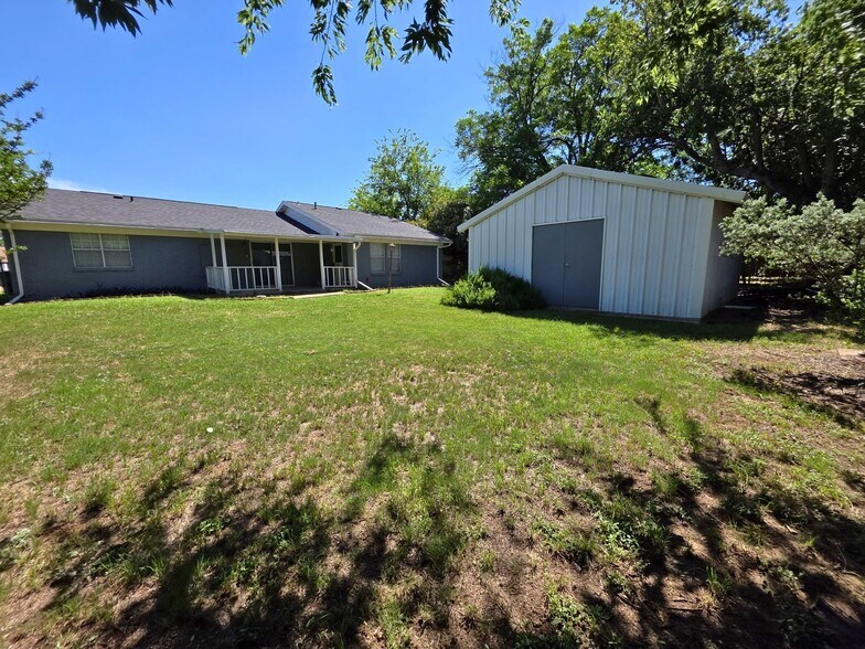 Building Photo - 209 Eller Ave