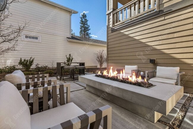 Building Photo - **UNFURNISHED** Charming and unique 2 BR in an upscale west Bend neighborhood