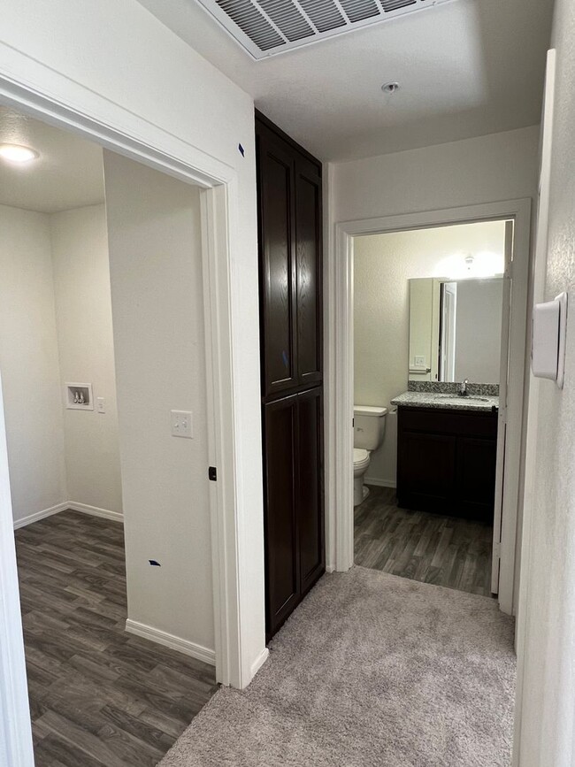 Building Photo - 3 BEDROOM TOWNHOME!