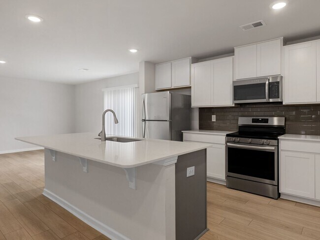 Building Photo - Modern 5BR Home with Quartz Kitchen & Open...