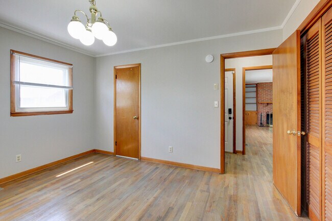Building Photo - 104 W McReynolds Dr
