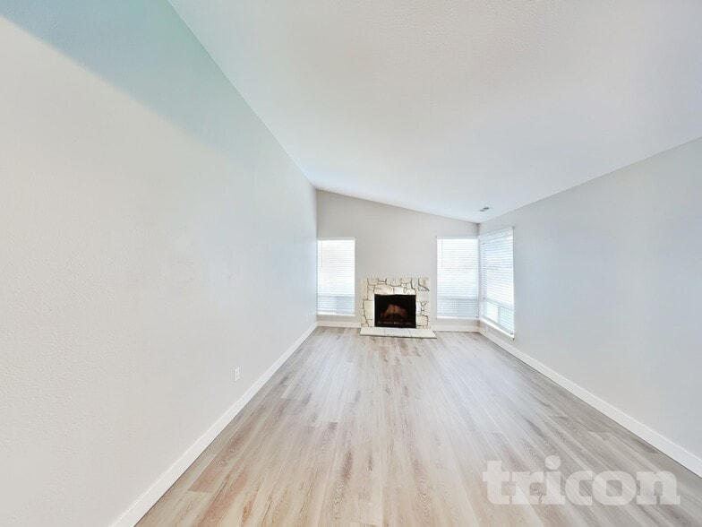 Building Photo - 1021 30th St NE