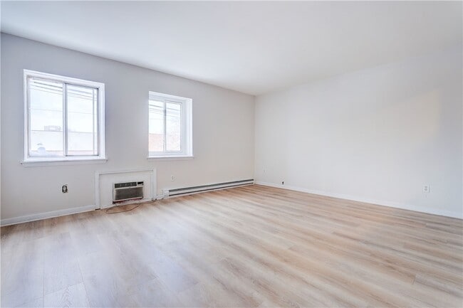 Building Photo - 404 Main St