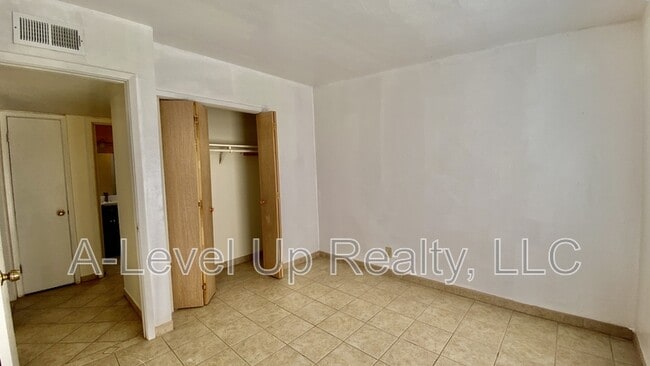 Building Photo - 700 W Calle Colado