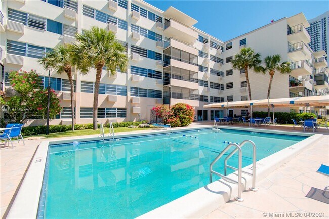 Building Photo - 220 Kings Point Dr