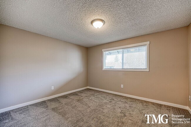 Building Photo - 2 BD Unit with Covered Deck