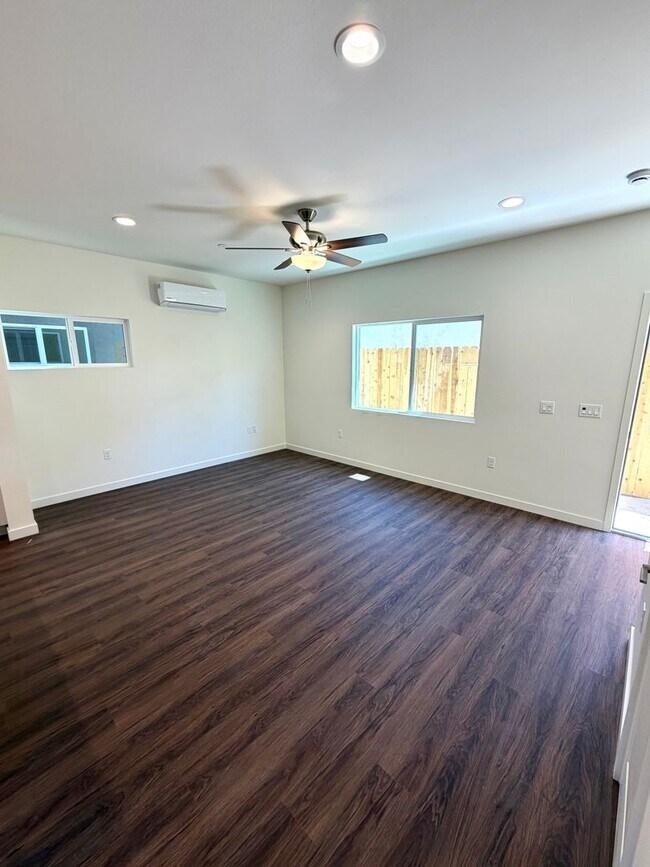 Building Photo - Brand New 2 Bedroom 1 1/2 Bath Townhouse!!!  Move in Special!! $1000 off 1st Month's Rent!!