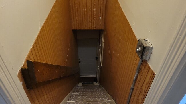 Building Photo - 2 bedroom 1 bath - available for June 1st ...