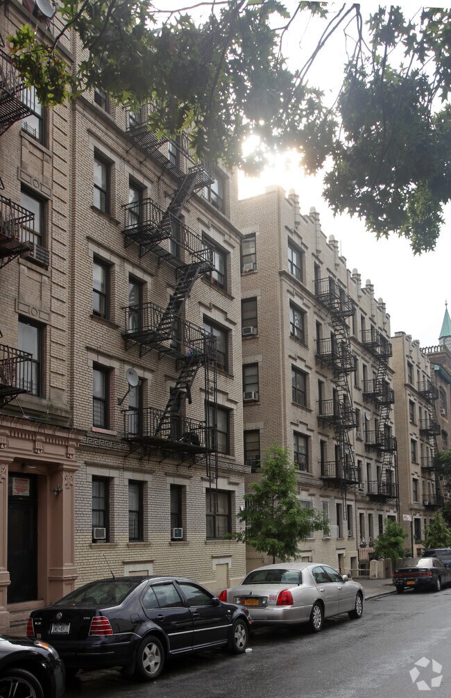 Building Photo - 511 W 186th St