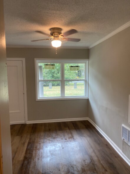 Building Photo - 3950 S Dixie Rd