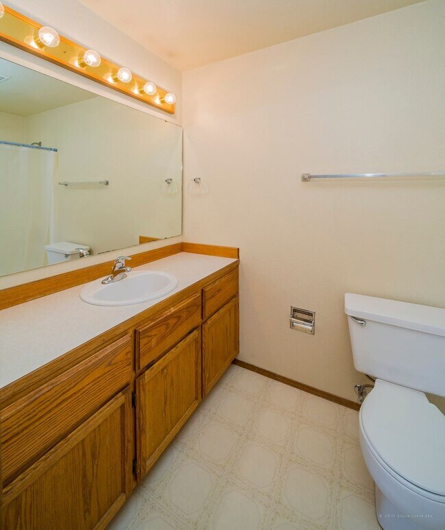 Building Photo - Spacious and move in ready 3 bed 2.5 bath ...