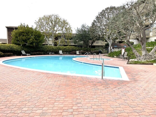 Building Photo - Ocean view updated 2 bed, 2 bath  condo in...