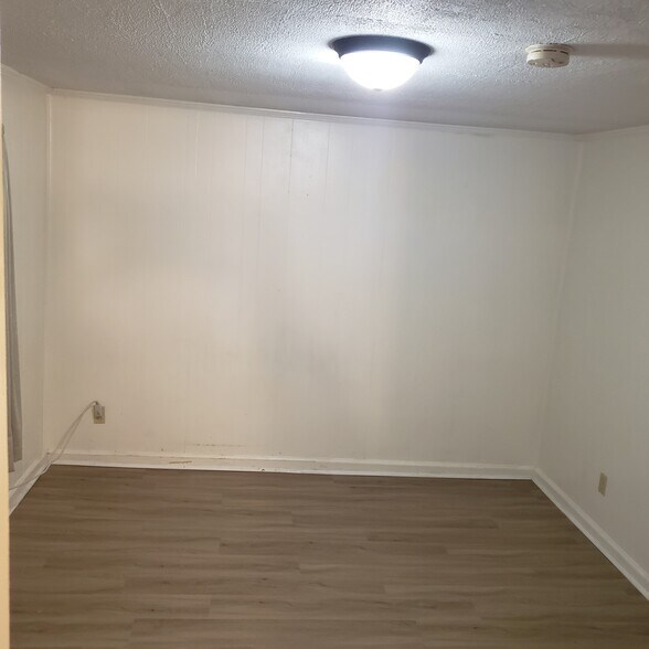 Large Bedroom - 107 Smith Ave
