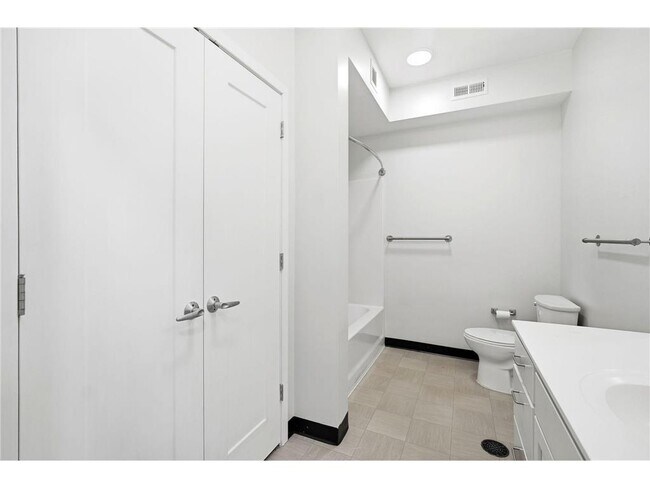 Building Photo - 2318 Jefferson St NE