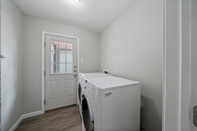 Building Photo - 643 Ames St