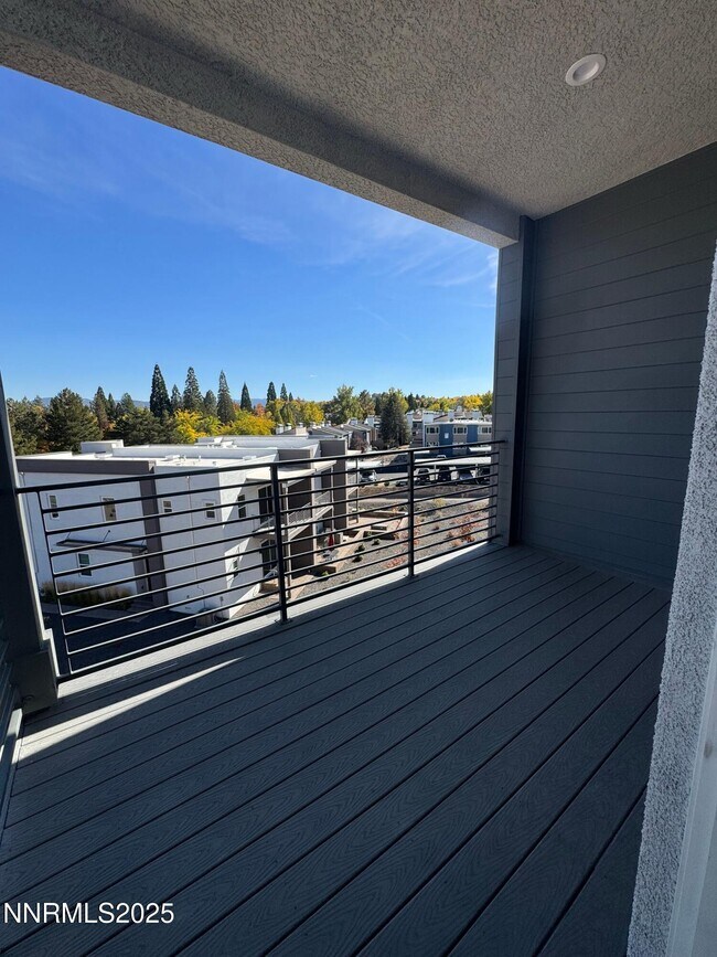 Building Photo - 1521 Golf Club Dr