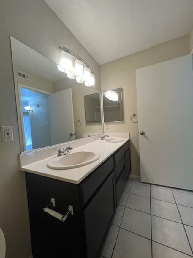 Building Photo - 1 Bedroom Condo Located in Canyon Willow!!