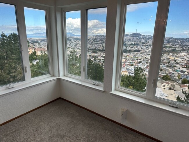 Building Photo - Amazing 2BR/2BA Townhome w/ Parking, In-Un...