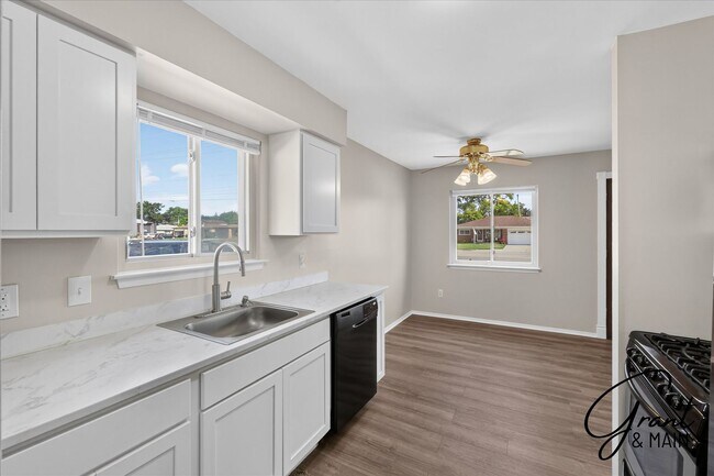 Building Photo - $1550 3 bedrooms